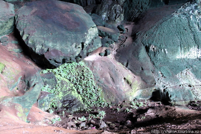Разноцветные камни в Великой пещере Мири, Малайзия