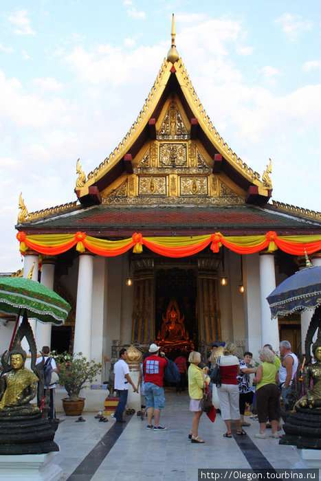 В храме Золотого Будды всегда много людей Таиланд