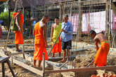 Молодые монахи строят себе храм