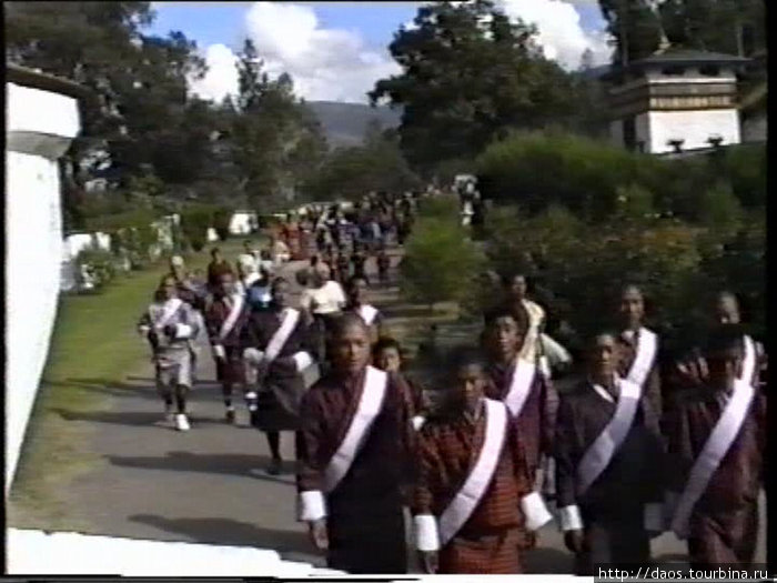 Офицеры идут на праздник Вангди-Пходранг, Бутан