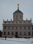 Старая ратуша 1753-55 гг. На куполе позолоченная статуя титана Атласа, держащего на плечах небосвод.