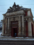 Бывшая Конюшня, строилась как оранжерея (1685), в 1714 году перестроили в королевскую конюшню. С 1981 г. — Музей кино.