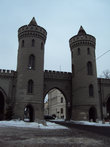 Науэнские ворота ранний образец неоготической архитектуры в Германии. В 1755 г. дополнены башнями в английском стиле.