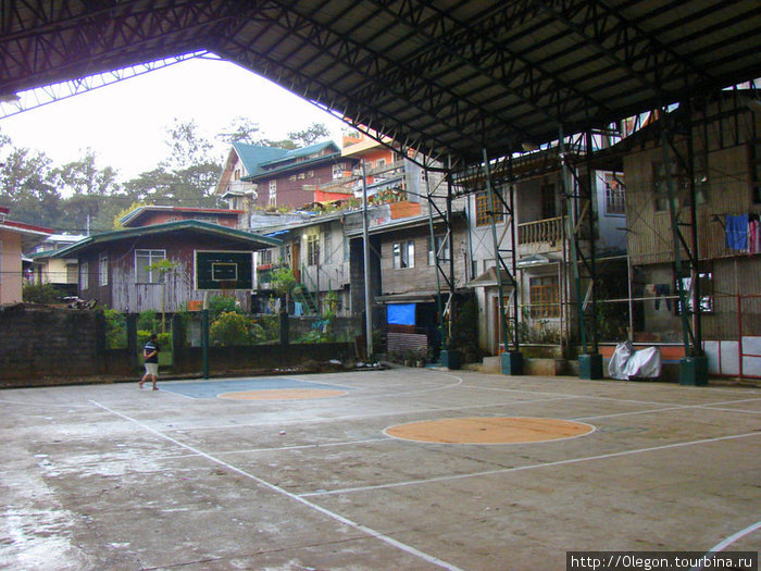 Баскетбольная площадка зажатая среди домов Сагада, Филиппины