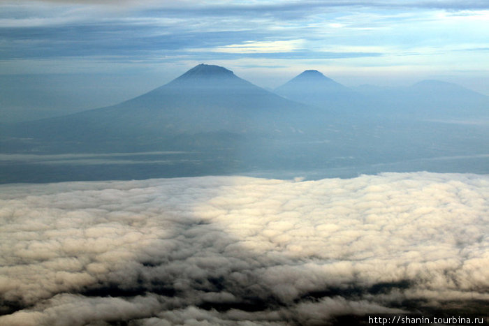 Тень вулкана Мерапи на облаке Джокьякарта, Индонезия