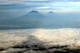 Тень вулкана Мерапи на облаке