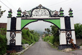 Торжественные ворота, через которые нужно проходить во время подъема на Мерапи
