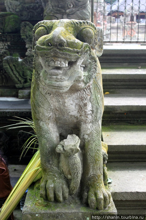 Лев у входа Убуд, Индонезия