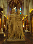 Жемчужина музея — скульптурная группа Сестры-кронпринцессы Луиза и Фридерика (ск. Готфрид Шадов).