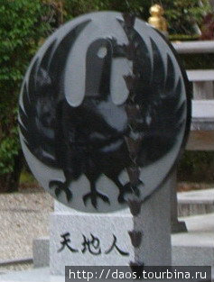 Ятагарасу — трёхногая ворона, которая тут живёт Префектура Вакаяма, Япония