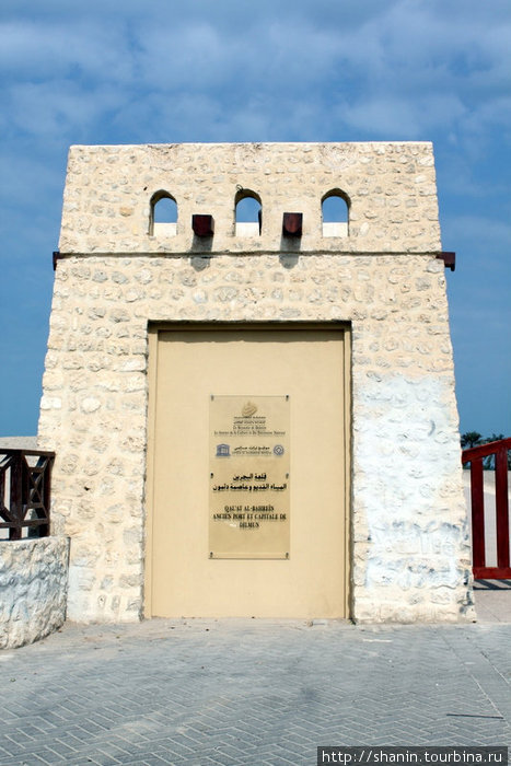 Вход на территорию форта Бахрейн