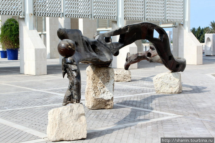 Скульптура во дворе Национального музея Столичная мухафаза, Бахрейн