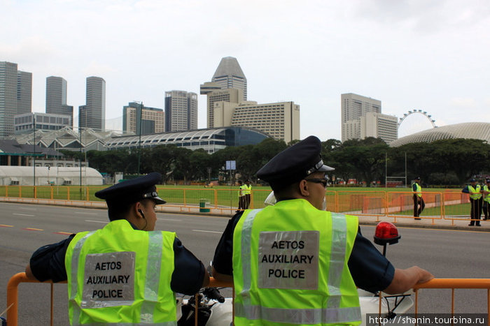 Полицейские на охране порядка Сингапур (город-государство)