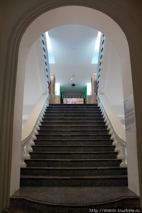 Лестница в Национальном музее Сингапур (город-государство)