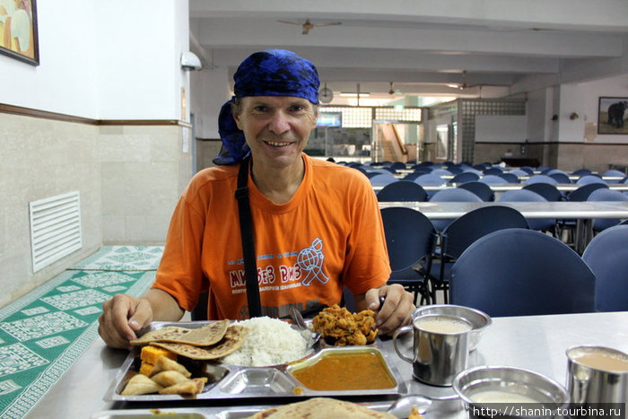 Завтрак в сикхском храме — чисто индийская пища. Зайти в столовую при храме может любой желающий. Единственное требование — из уважения к гуру Нанаку — покрыть голову Сингапур (город-государство)