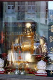 Золотой Будда за стеклом