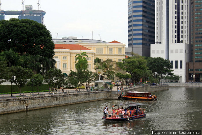 Прогулочное судно на реке Сингапур Сингапур (город-государство)