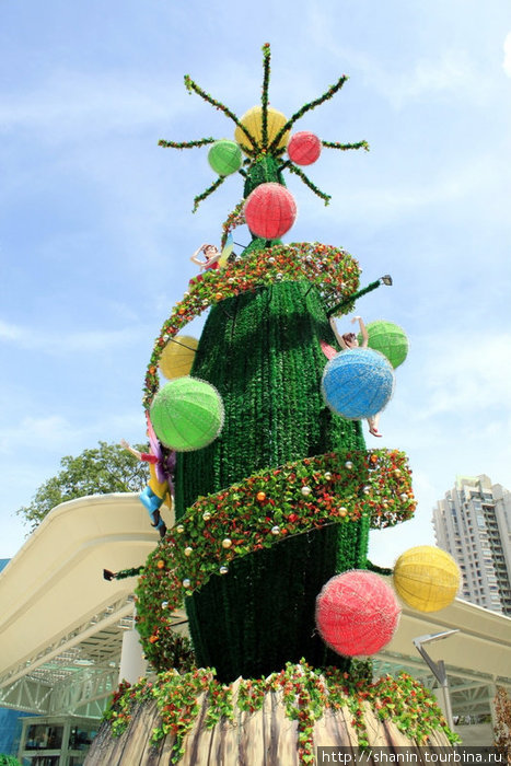 Рождественская елка у торгового центра Сингапур (город-государство)