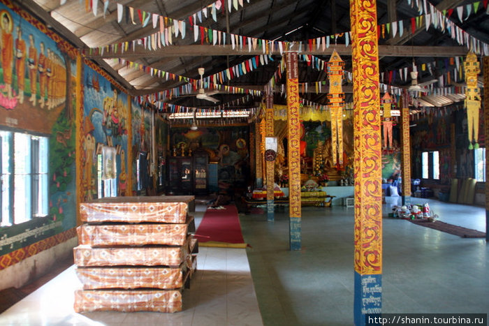 В храме с праздничными украшениями Кахконг, Камбоджа