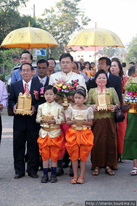 Китайская свадебная церемония на улице Кампот, Камбоджа