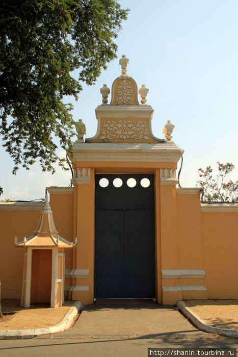 Вход в Королевский дворец закрыт Пномпень, Камбоджа