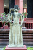Скульптура у входа в Национальный музей