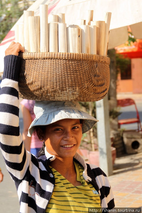 Торговка сладким рисом в бамбуковом стебле Пномпень, Камбоджа