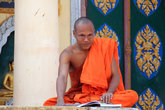Монах за учебой