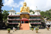 Музей и золотой Будда
