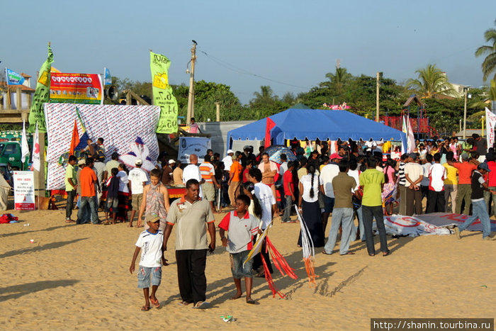 Народные гулянья на пляже Негомбо, Шри-Ланка