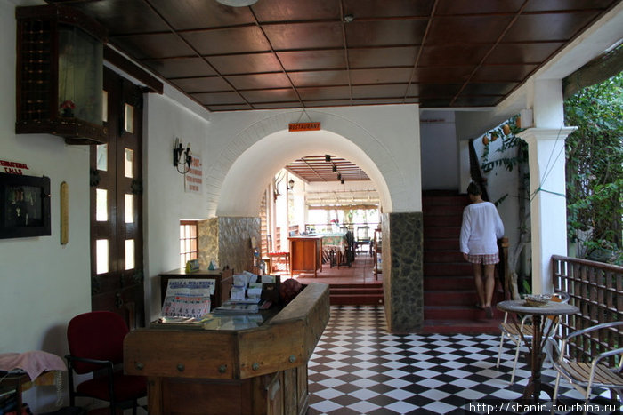В холле гостиницы Негомбо, Шри-Ланка