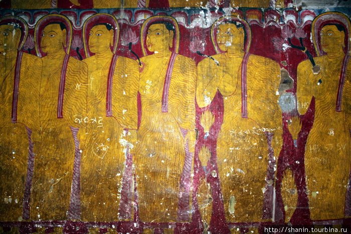 Фрески на стене пещеры Дамбулла, Шри-Ланка