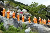 Длинная процессия монахов