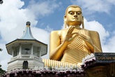 Золотой Будда на крыше музея