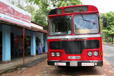 Автобус на промежуточной остановке — на обед. На Шри-Ланке красные автобусы — государственные, на них проезд дешевле, чем на белых частных автобусах