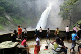 Зрители на водопаде Духинда