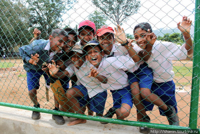 Дети всегда обращают внимание на иностранцев и любят фотографироваться Бадулла, Шри-Ланка