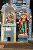 У входа в индуистский храм напротив автовокзала в Бадулле