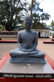 Будда на территории монастыря Мутиягана Вихара