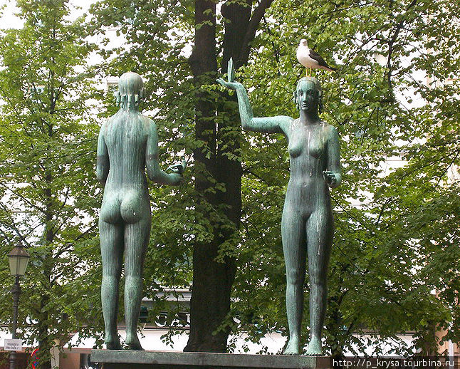 Скульптуры на городской площади Хельсинки, Финляндия