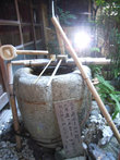 Суйкункуцу — музыкальный инструмент поющих капель воды