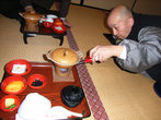 Монах готовит трапезу на горелке