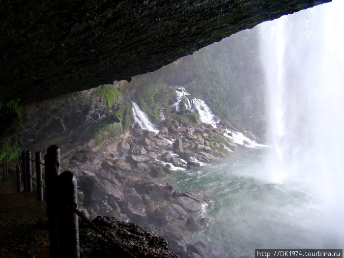 По этой же дорожке можно зайти за водопад, но снимать там практически невозможно, фотоаппарат будет весь мокрый. Мисоль-Ха водопад, Мексика