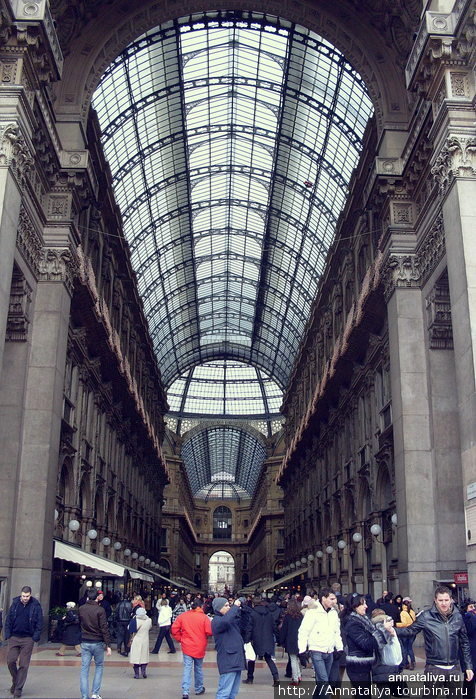 Когда вы входите внутрь, прежде всего поражает выложенный мозаикой пол и огромное количество света, воздуха и объема вокруг. Милан, Италия