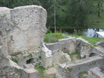 рядом с древними стенами течёт ручей Kloostri