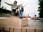 Во время посещения Стокгольма в августе 2008 года я не удержался, чтобы не сфотографироваться на память со знаменитым шведским бардом. И за его знаменитую гитару заодно подержался