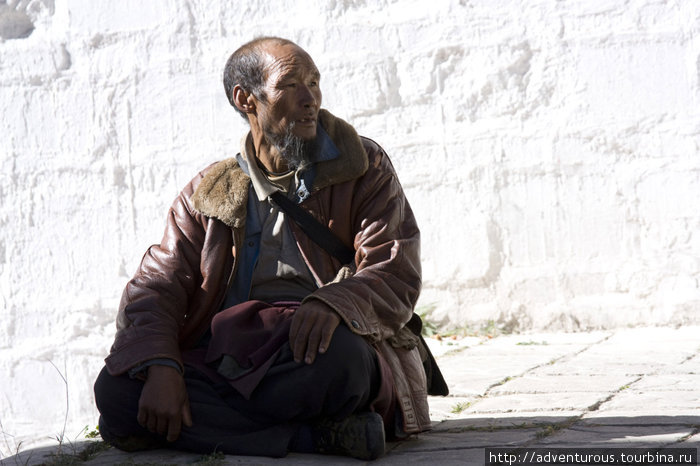Паломник в Ташилумпо.  Автор Оксана Юркова Тибет, Китай