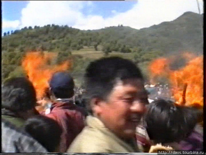Тангкаби - надо пробежать между двумя кострами Район Бумтанг, Бутан