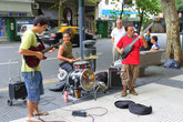Уличные музыканты дарят людям мелодии