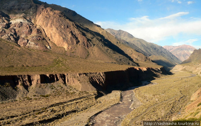 Дорога на Аконкагуа проходит сквозь Анды Мендоса, Аргентина